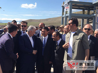 总裁王家安、土耳其总理耶尔德勒姆共同出席鹏飞集团在土耳其承建的3000td水泥生产线剪彩仪式，并亲切交谈
